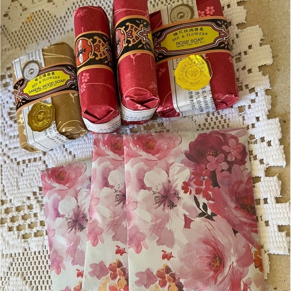 Bee & Flower Soap and Sachet Bundle Rose Sandalwood Floral 4 Bars Sealed Pkgs - Picture 2 of 12